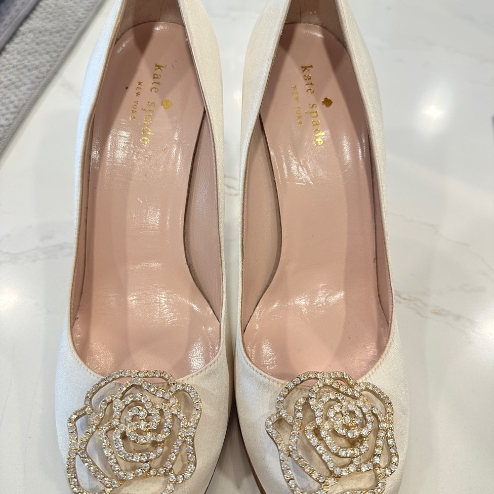Kate Spade Satin Ivory Heels with Rose Embellishments (Size 8.5) - Picture 10 of 13